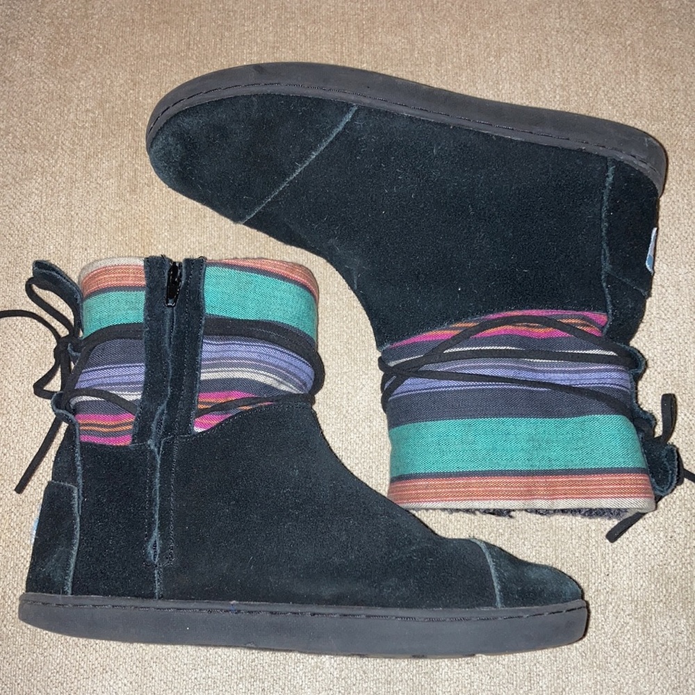 TOMS Big Kids Rubber Sole Faux Fur Lined Suede Zip up Fall Winter Boots Size 4 - Picture 2 of 12